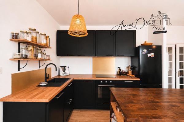 Entre bourg et plages, une maison rénovée où l’on se sent immédiatement en vacances.