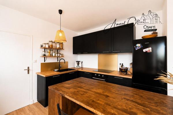 Entre bourg et plages, une maison rénovée où l’on se sent immédiatement en vacances.