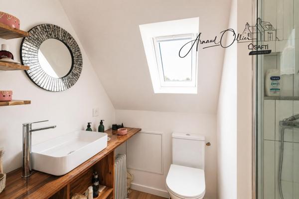 Entre bourg et plages, une maison rénovée où l’on se sent immédiatement en vacances.
