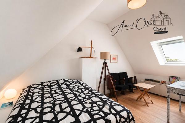 Entre bourg et plages, une maison rénovée où l’on se sent immédiatement en vacances.