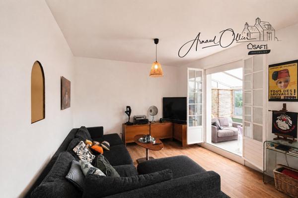 Entre bourg et plages, une maison rénovée où l’on se sent immédiatement en vacances.