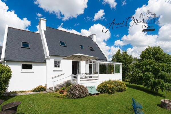 Entre bourg et plages, une maison rénovée où l’on se sent immédiatement en vacances.