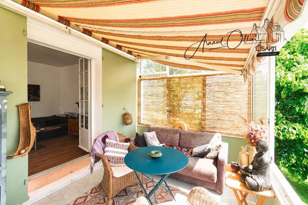 Entre bourg et plages, une maison rénovée où l’on se sent immédiatement en vacances.