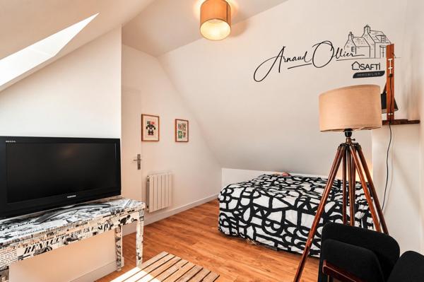 Entre bourg et plages, une maison rénovée où l’on se sent immédiatement en vacances.