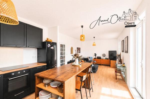 Entre bourg et plages, une maison rénovée où l’on se sent immédiatement en vacances.