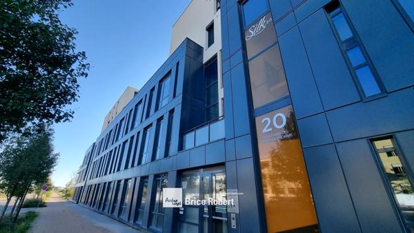 Bureaux à louer à Vaulx-en-Velin dans immeuble récent avec accès multimodal