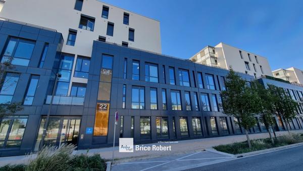 Bureaux à louer à Vaulx-en-Velin dans immeuble récent avec accès multimodal