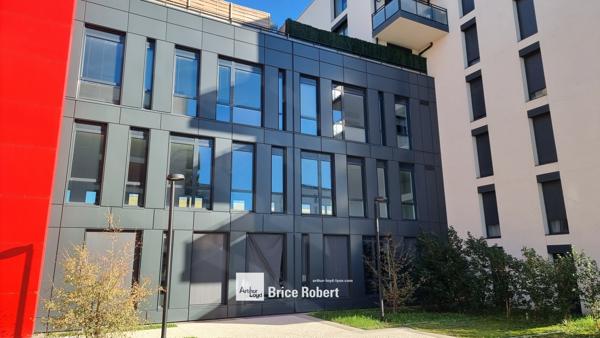 Bureaux à louer à Vaulx-en-Velin dans immeuble récent avec accès multimodal