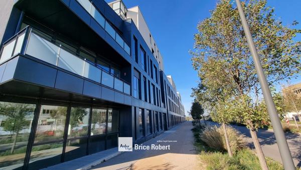 Bureaux à louer à Vaulx-en-Velin dans immeuble récent avec accès multimodal