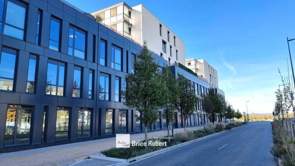Bureaux à louer à Vaulx-en-Velin dans immeuble récent avec accès multimodal
