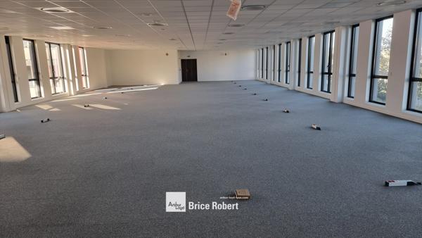 Bureaux à louer à Vaulx-en-Velin dans immeuble récent avec accès multimodal