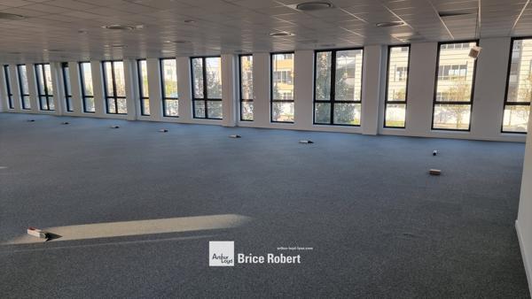 Bureaux à louer à Vaulx-en-Velin dans immeuble récent avec accès multimodal