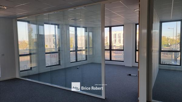 Bureaux à louer à Vaulx-en-Velin dans immeuble récent avec accès multimodal