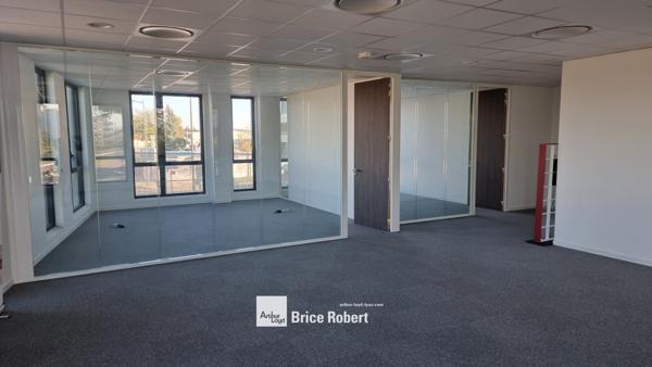 Bureaux à louer à Vaulx-en-Velin dans immeuble récent avec accès multimodal