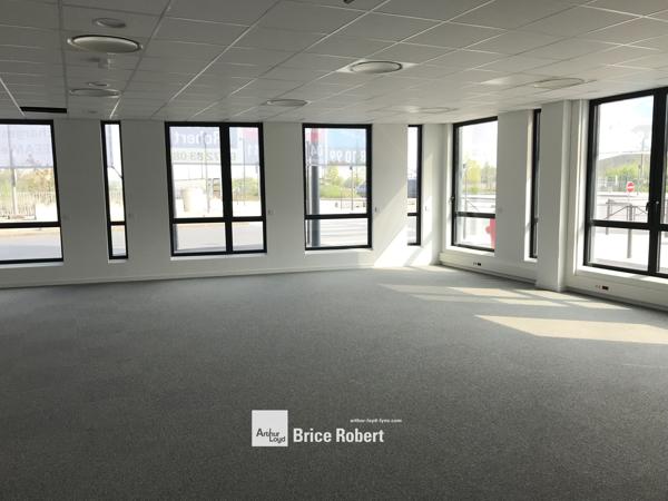 Bureaux à louer à Vaulx-en-Velin dans immeuble récent avec accès multimodal