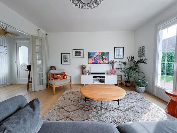 A vendre à deux pas du parc Georges Brassens, maison de plain pied, 3 chambres, cuisine indépendante aménagée équipée,séjour exposé Ouest, garage et jardin de plus de 500m². Collège lycée, commerces et bus à pieds.