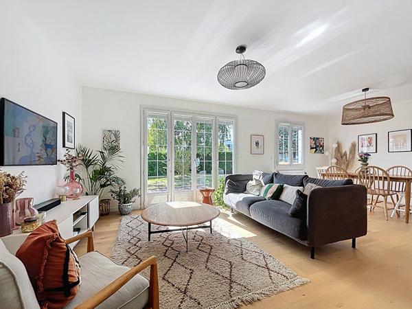 A vendre à deux pas du parc Georges Brassens, maison de plain pied, 3 chambres, cuisine indépendante aménagée équipée,séjour exposé Ouest, garage et jardin de plus de 500m². Collège lycée, commerces et bus à pieds.