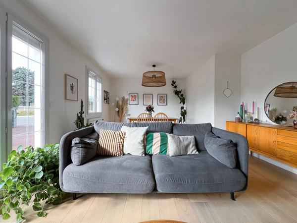 A vendre à deux pas du parc Georges Brassens, maison de plain pied, 3 chambres, cuisine indépendante aménagée équipée,séjour exposé Ouest, garage et jardin de plus de 500m². Collège lycée, commerces et bus à pieds.