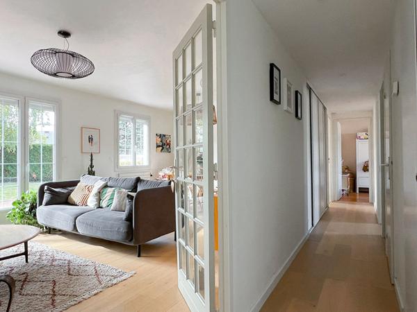 A vendre à deux pas du parc Georges Brassens, maison de plain pied, 3 chambres, cuisine indépendante aménagée équipée,séjour exposé Ouest, garage et jardin de plus de 500m². Collège lycée, commerces et bus à pieds.