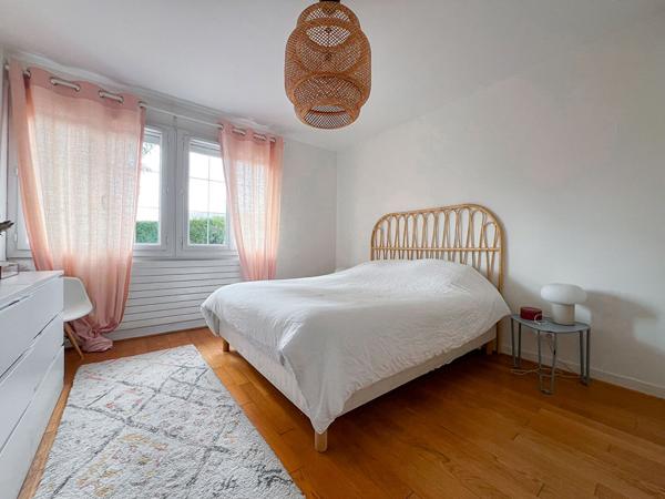 A vendre à deux pas du parc Georges Brassens, maison de plain pied, 3 chambres, cuisine indépendante aménagée équipée,séjour exposé Ouest, garage et jardin de plus de 500m². Collège lycée, commerces et bus à pieds.