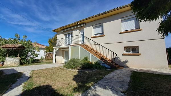 Maison familiale lumineuse avec grand espace de vie et terrasse couverte sur un terrain clos de 500m2.