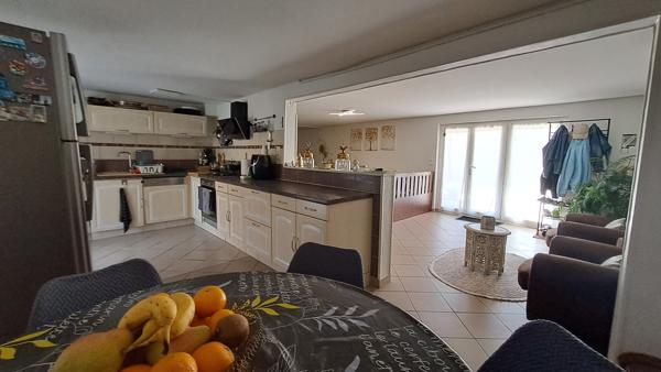 Maison familiale lumineuse avec grand espace de vie et terrasse couverte sur un terrain clos de 500m2.