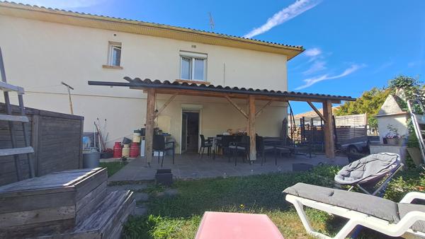 Maison familiale lumineuse avec grand espace de vie et terrasse couverte sur un terrain clos de 500m2.
