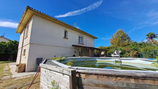 Maison familiale lumineuse avec grand espace de vie et terrasse couverte sur un terrain clos de 500m2.