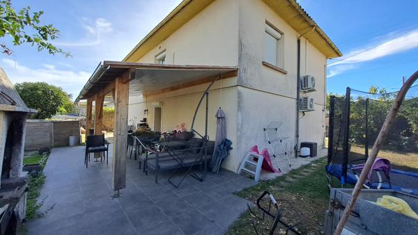 Maison familiale lumineuse avec grand espace de vie et terrasse couverte sur un terrain clos de 500m2.