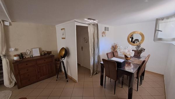Maison familiale lumineuse avec grand espace de vie et terrasse couverte sur un terrain clos de 500m2.