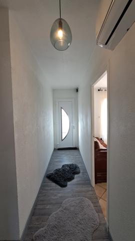 Maison familiale lumineuse avec grand espace de vie et terrasse couverte sur un terrain clos de 500m2.