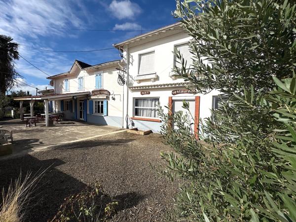 ENSEMBLE IMMOBILIER AVEC RESTAURANT, DEUX APPARTEMENTS, UN PARKING