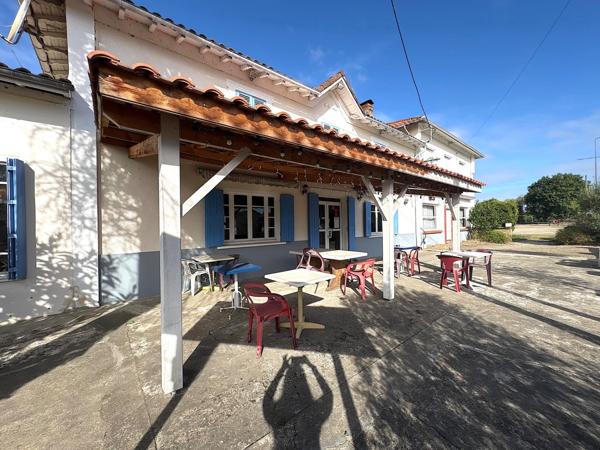 ENSEMBLE IMMOBILIER AVEC RESTAURANT, DEUX APPARTEMENTS, UN PARKING