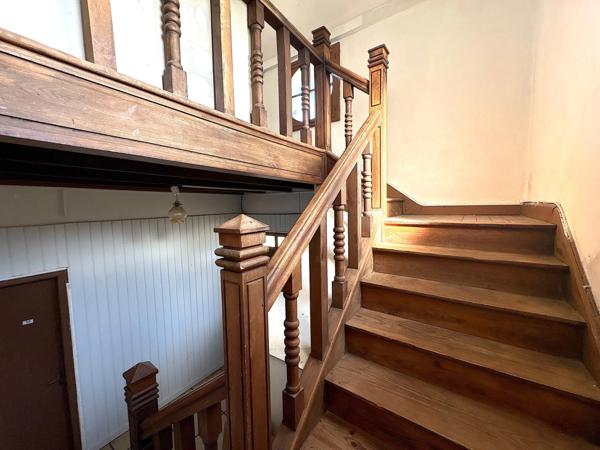 ENSEMBLE IMMOBILIER AVEC RESTAURANT, DEUX APPARTEMENTS, UN PARKING
