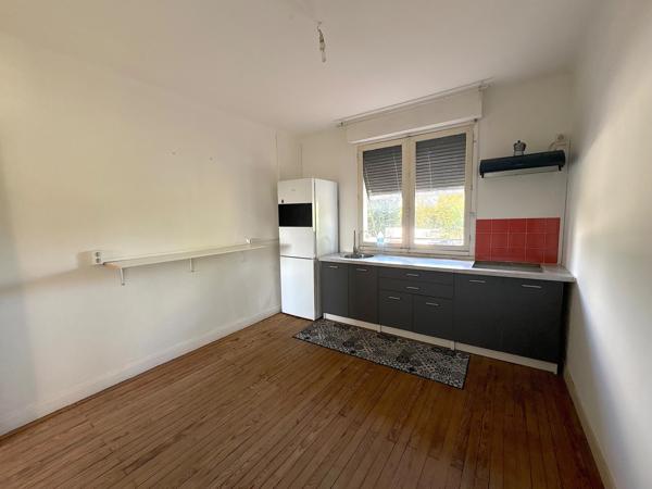 ENSEMBLE IMMOBILIER AVEC RESTAURANT, DEUX APPARTEMENTS, UN PARKING