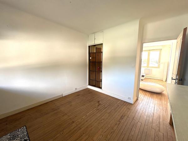 ENSEMBLE IMMOBILIER AVEC RESTAURANT, DEUX APPARTEMENTS, UN PARKING