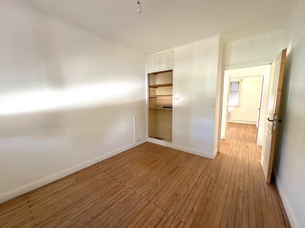 ENSEMBLE IMMOBILIER AVEC RESTAURANT, DEUX APPARTEMENTS, UN PARKING