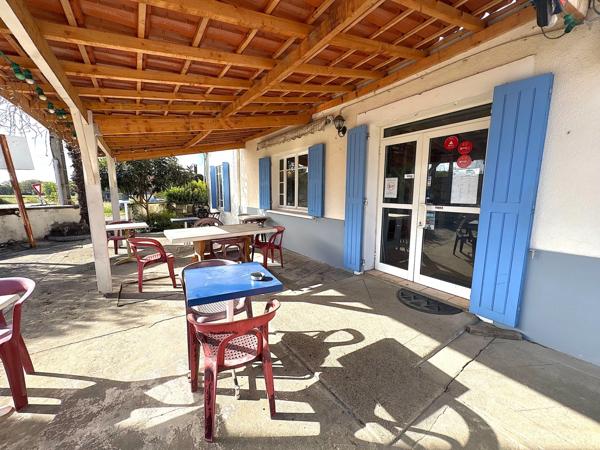 ENSEMBLE IMMOBILIER AVEC RESTAURANT, DEUX APPARTEMENTS, UN PARKING