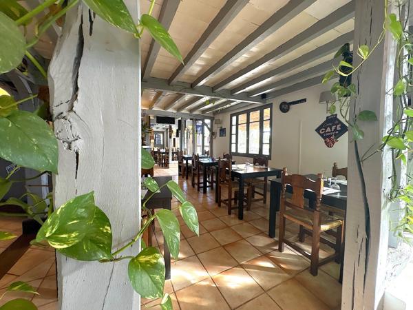 ENSEMBLE IMMOBILIER AVEC RESTAURANT, DEUX APPARTEMENTS, UN PARKING