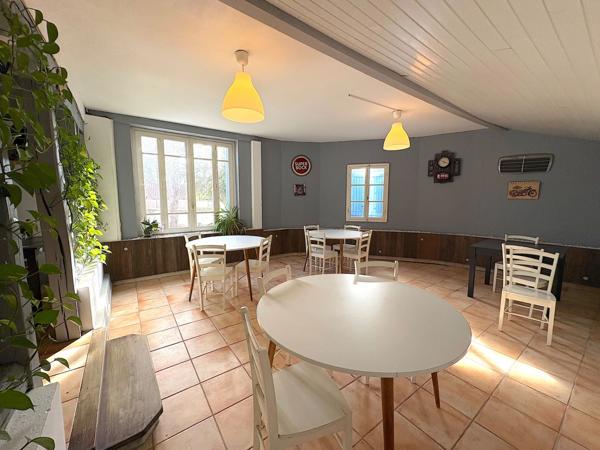 ENSEMBLE IMMOBILIER AVEC RESTAURANT, DEUX APPARTEMENTS, UN PARKING