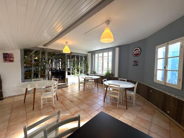 ENSEMBLE IMMOBILIER AVEC RESTAURANT, DEUX APPARTEMENTS, UN PARKING