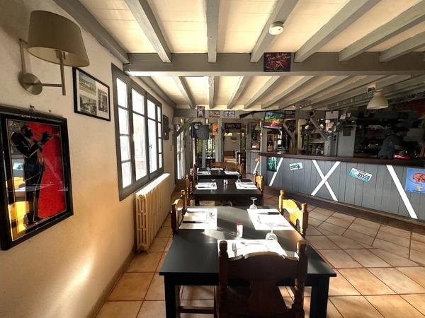 ENSEMBLE IMMOBILIER AVEC RESTAURANT, DEUX APPARTEMENTS, UN PARKING