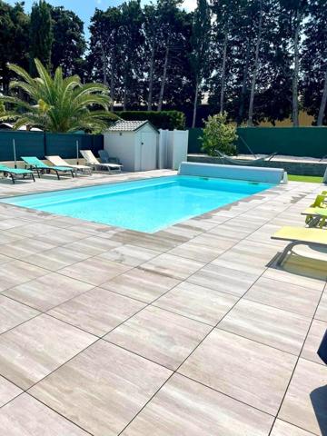 Villa avec piscine et garage T5 ST AYGULF