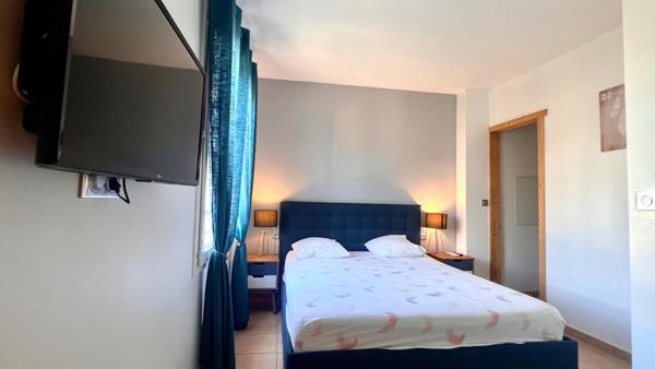 Villa avec piscine et garage T5 ST AYGULF