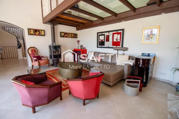 Belle propriété de 340m2 sur 15600m2 de terrain avec piscine