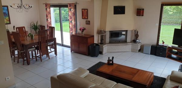 Belle maison traditionnelle de 1997 (125m2) dans le Morbihan  (5 min de Plouay  - 20 min de Lorient)  avec terrain constructible  -  364 000
