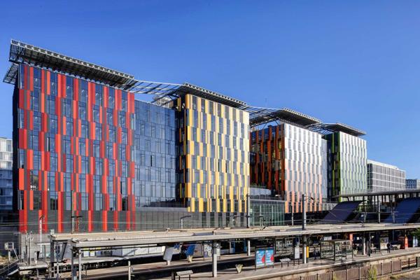Bureaux neufs et très lumineux - Nombreux services de qualité - RER A au pied de l'immeuble - Green Office