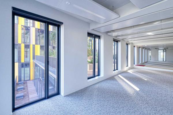 Bureaux neufs et très lumineux - Nombreux services de qualité - RER A au pied de l'immeuble - Green Office