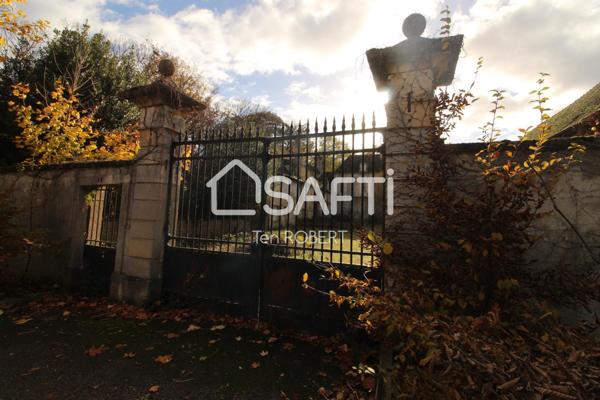 Chateau à rénover avec dépendances, chapelle privée, et ancienne écurie