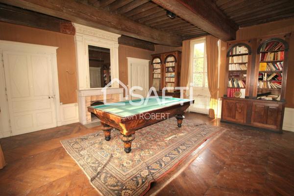 Chateau à rénover avec dépendances, chapelle privée, et ancienne écurie